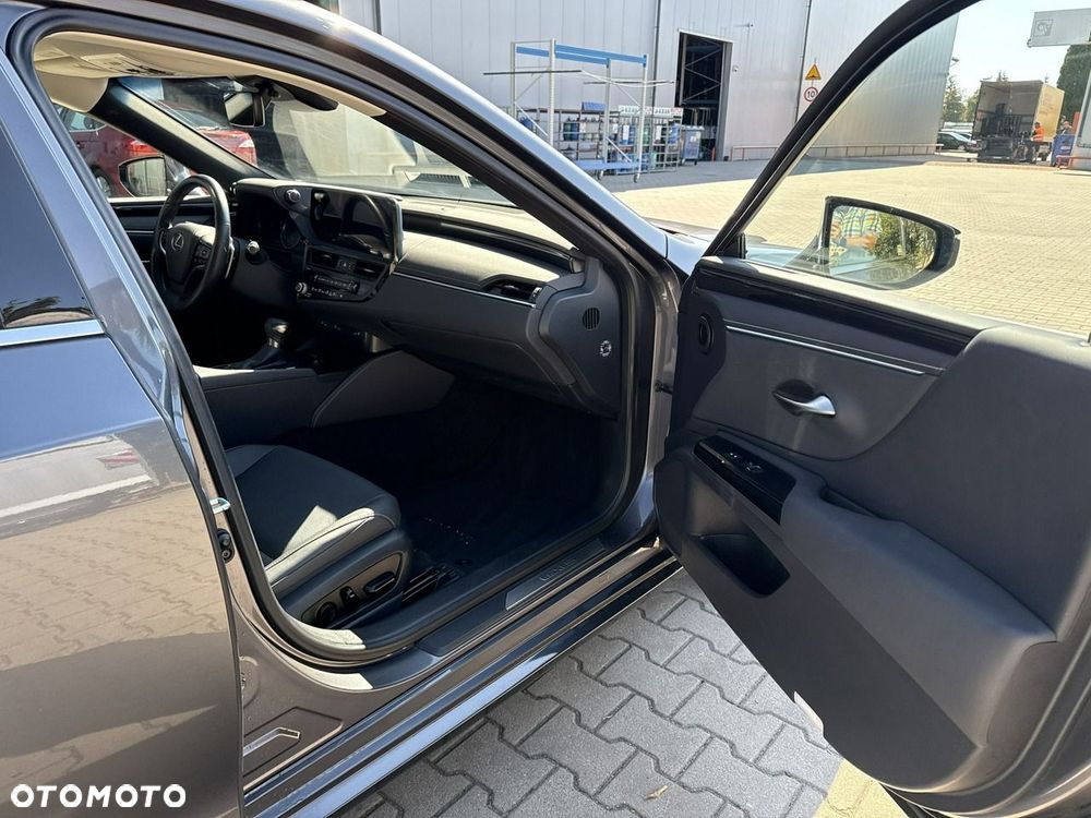 Lexus ES 300h Business Edition - 19