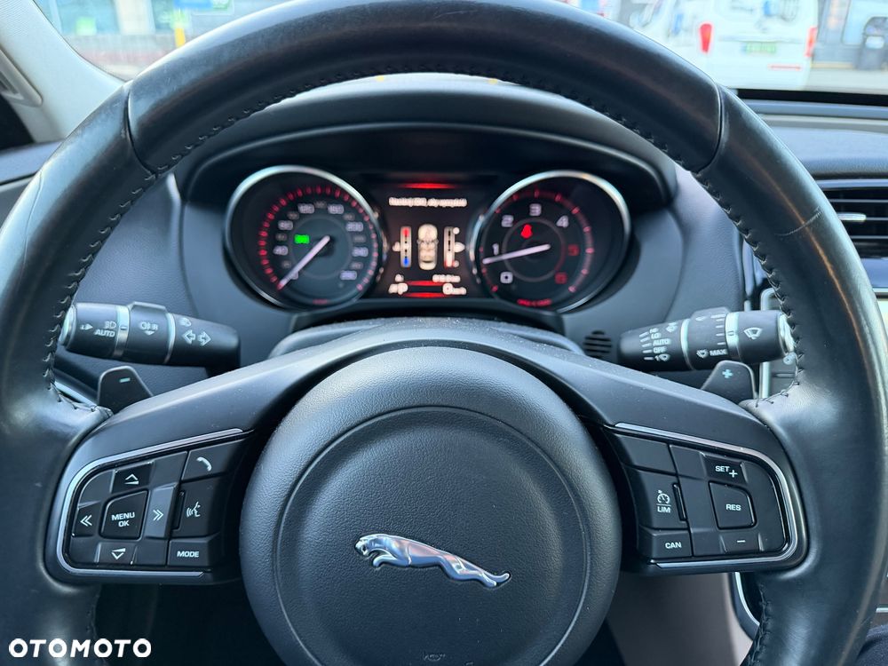 Jaguar XE 2.0 D Prestige - 9