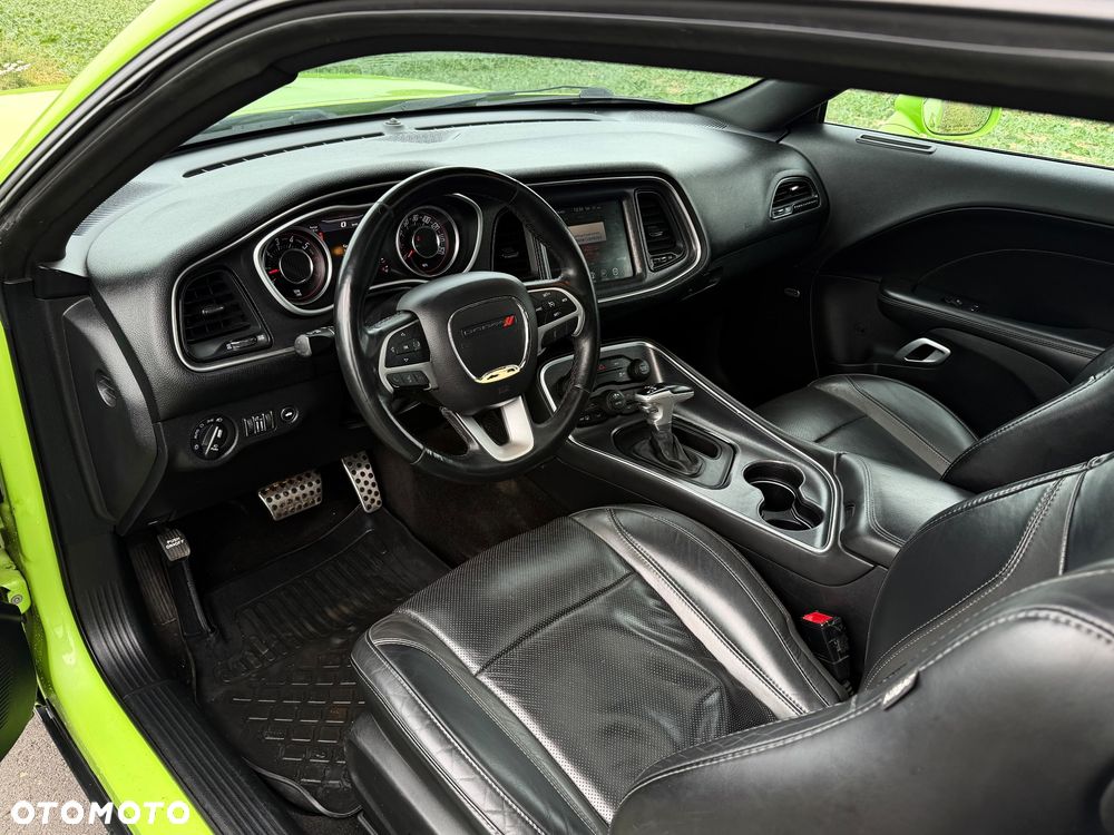 Dodge Challenger - 12