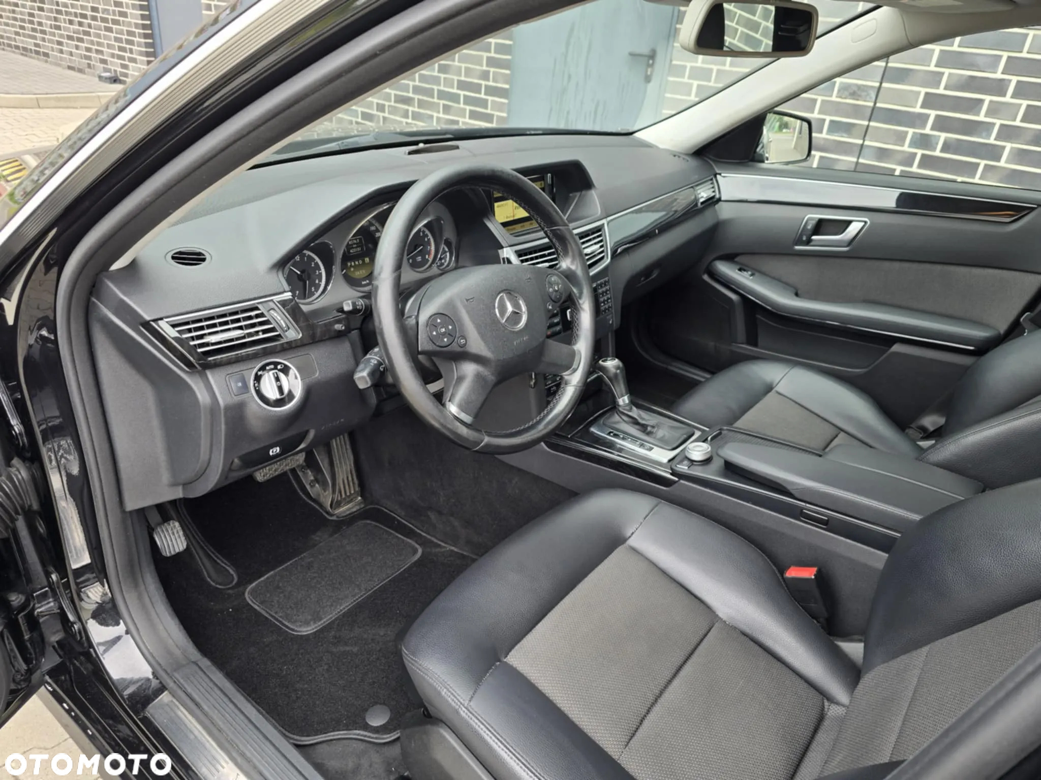 Mercedes-Benz Klasa E 200 T BlueEFFICIENCY 7G-TRONIC Avantgarde - 39