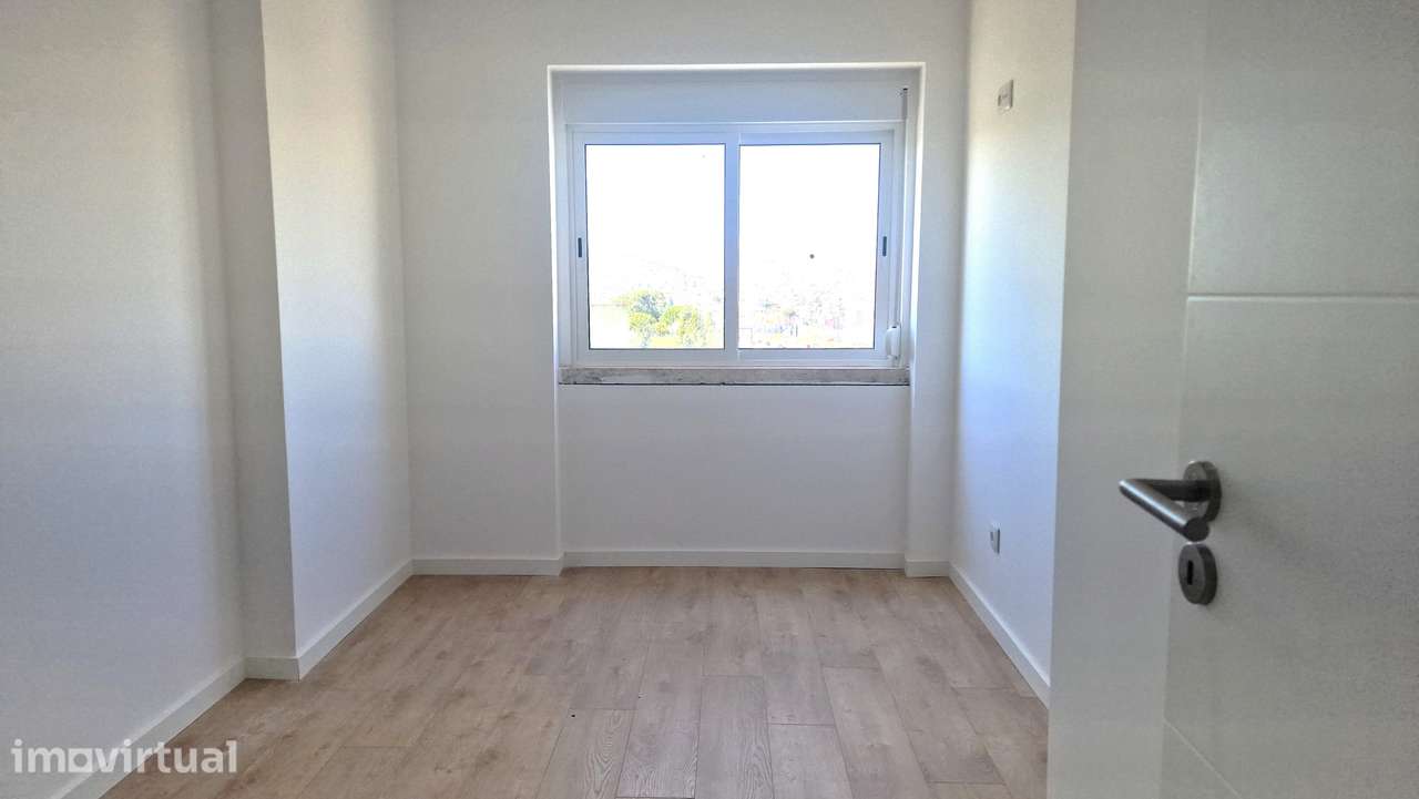 T2 Remodelado com Varanda, Vista Cidade e Excelente Localização junto - Grande imagem: 5/11