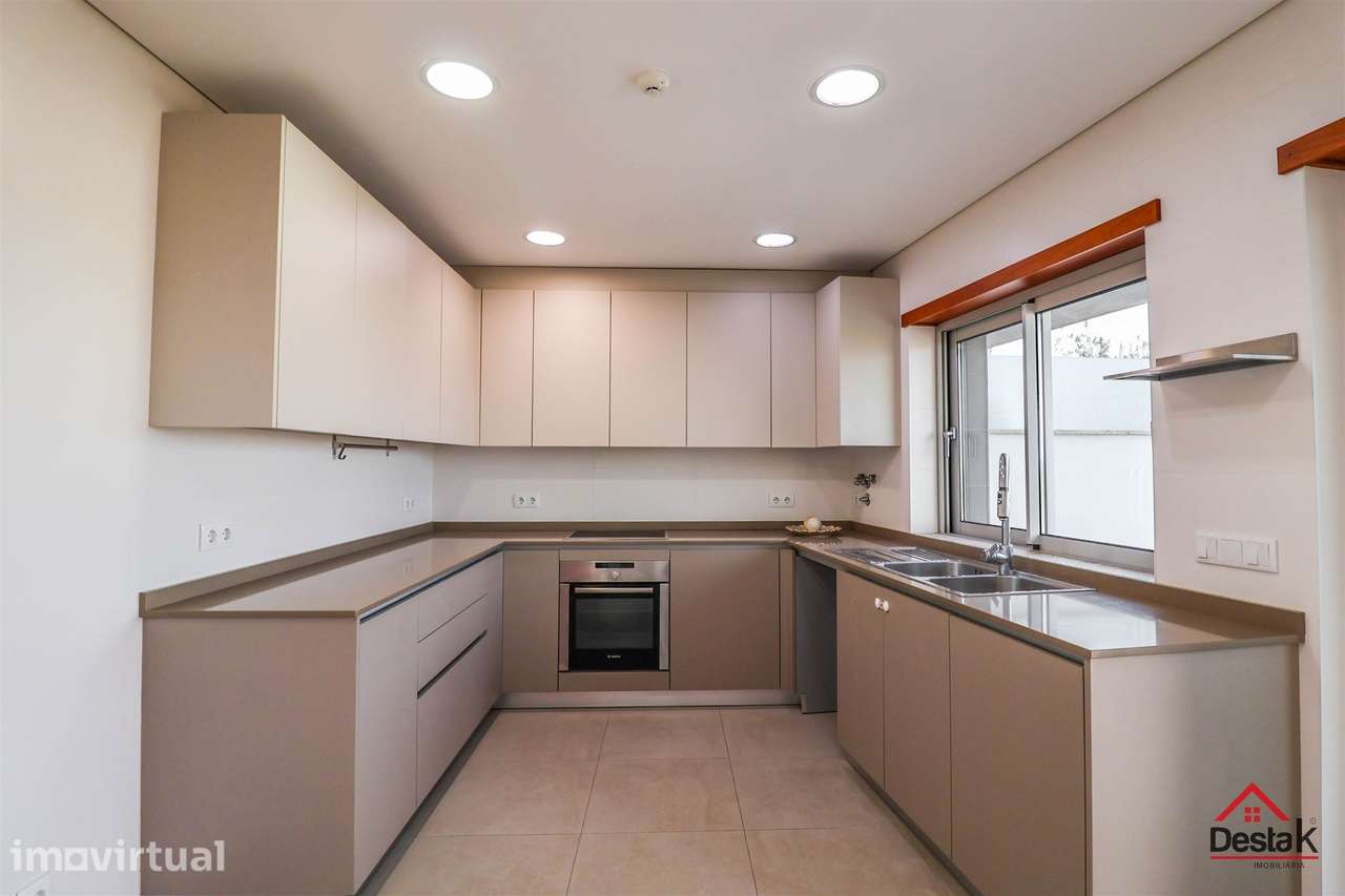Apartamento T6 junto ao Palácio do Gelo, em Viseu - Grande imagem: 4/48