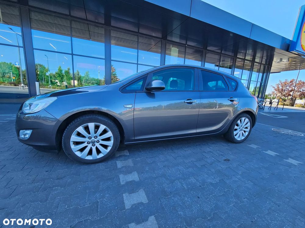 Opel Astra 2012 photo 2