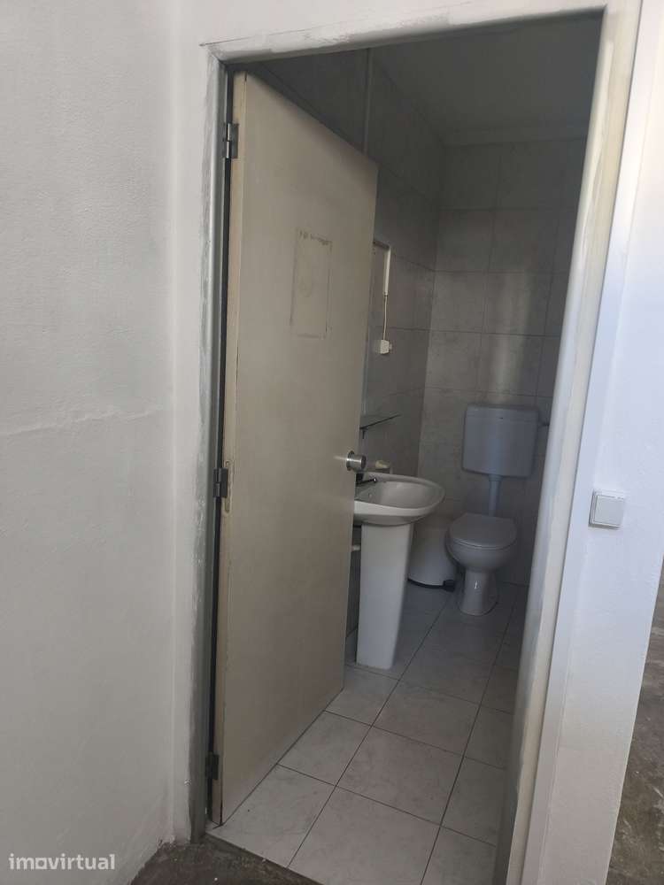 Armazém de 220m² pronto a habitar em Alfena - Grande imagem: 5/5