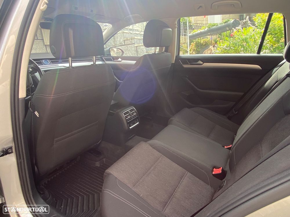VW Passat Variant 1.6 TDI BlueMotion - 8