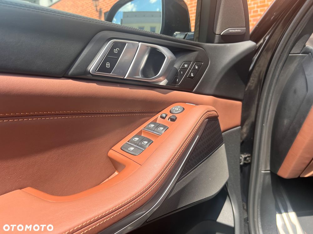 BMW X5 M M50i - 12