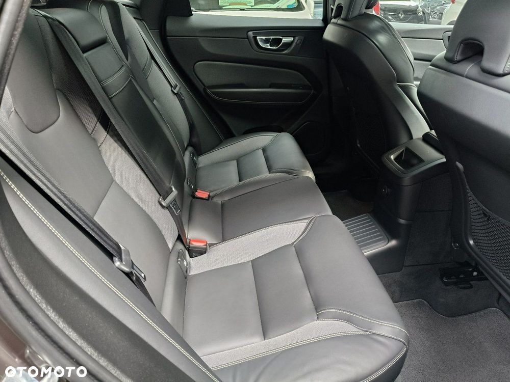 Volvo XC 60 T6 AWD Plug-In Hybrid R-Design - 18