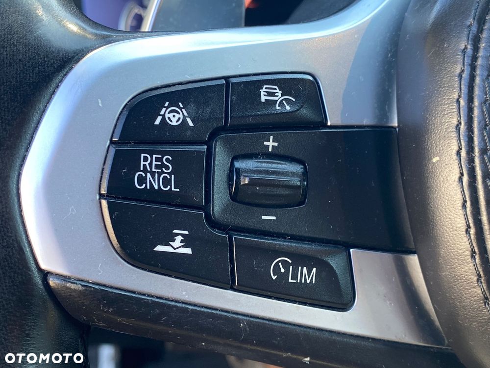 BMW Seria 5 M550i xDrive sport - 33