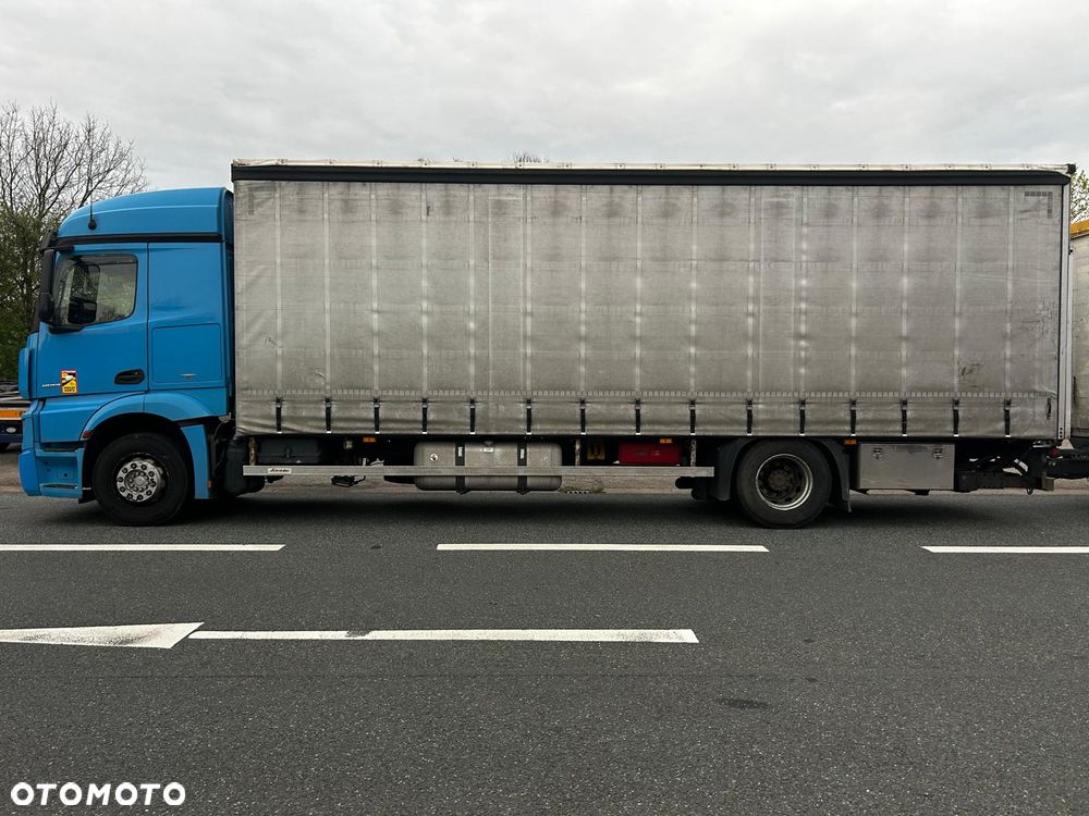 Mercedes-Benz 1832 - 2