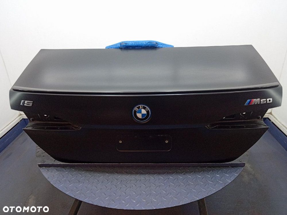 BMW I5 M60 G60 23- TYLNA KLAPA BAGAŻNIKA C64 FROZEN DEEP GREY METALLIC - 1