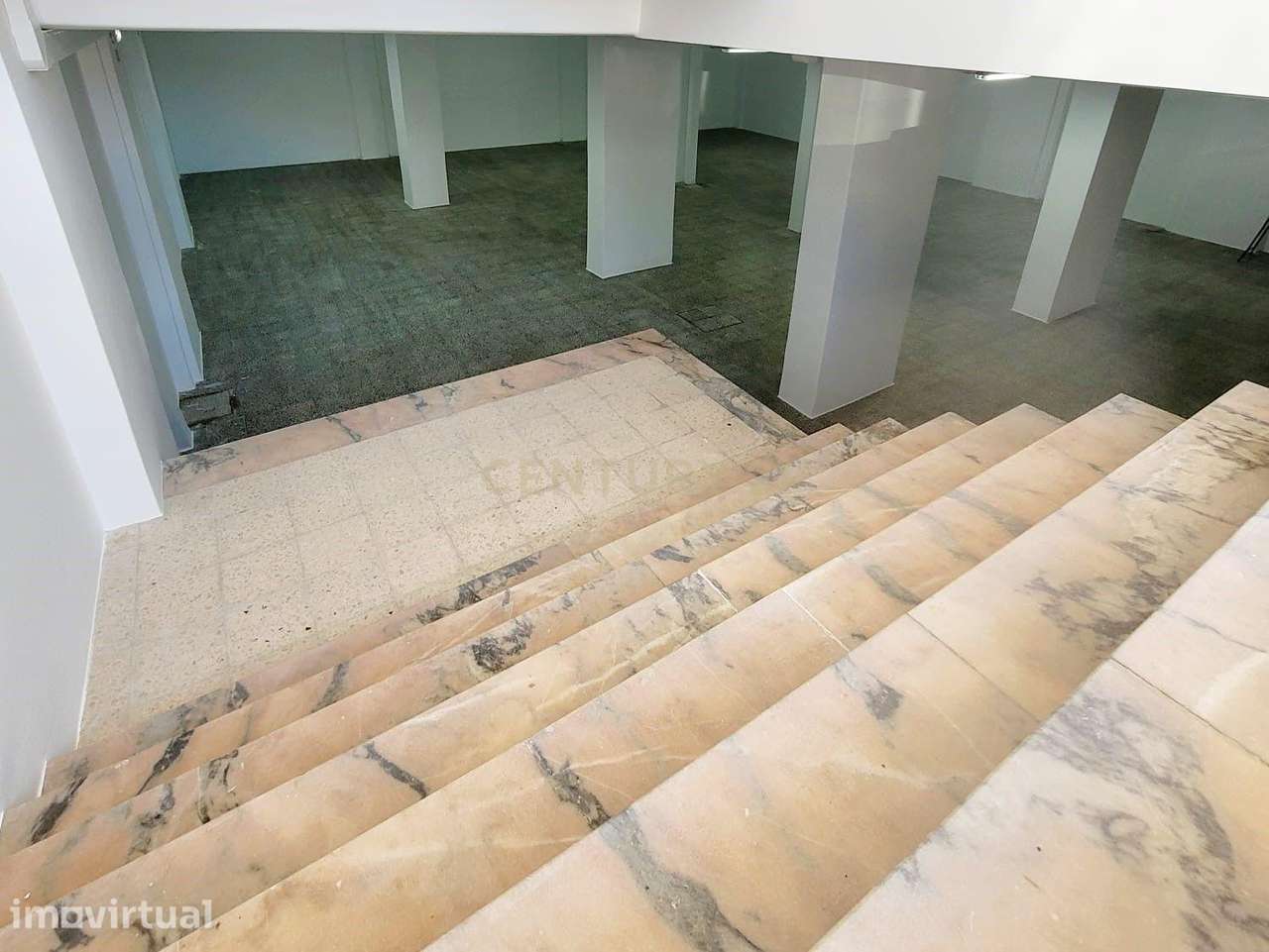 Oportunidade Única: Armazém Versátil no Coração de Almada para o Seu N - Grande imagem: 4/13