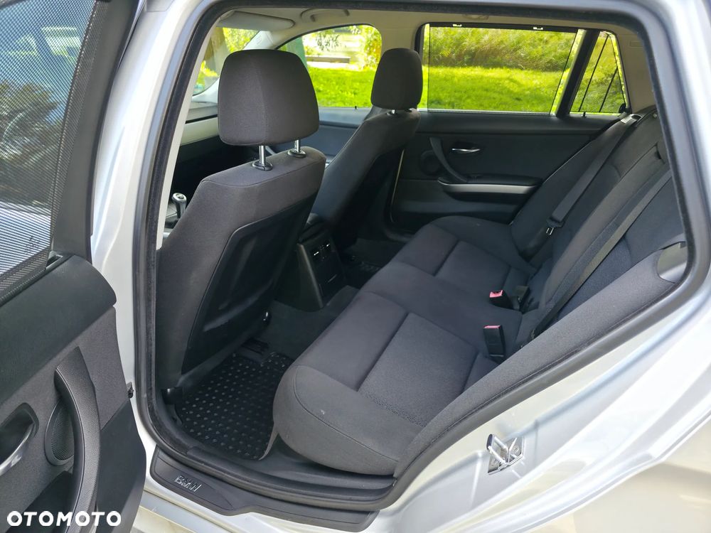 BMW Seria 3 318i Touring - 26