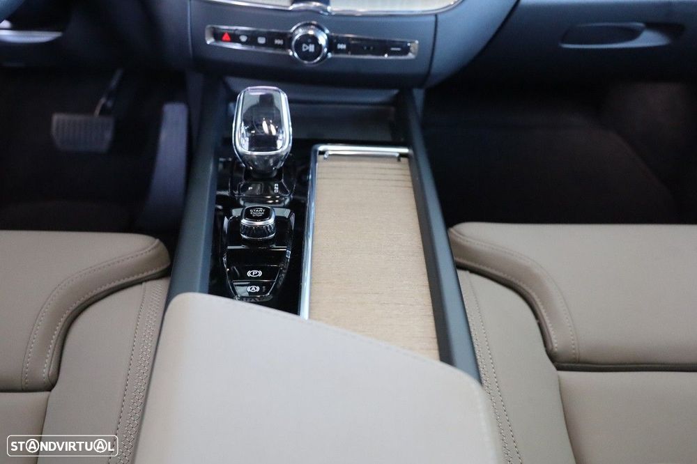 Volvo XC 60 2.0 T6 PHEV Plus Dark - 24