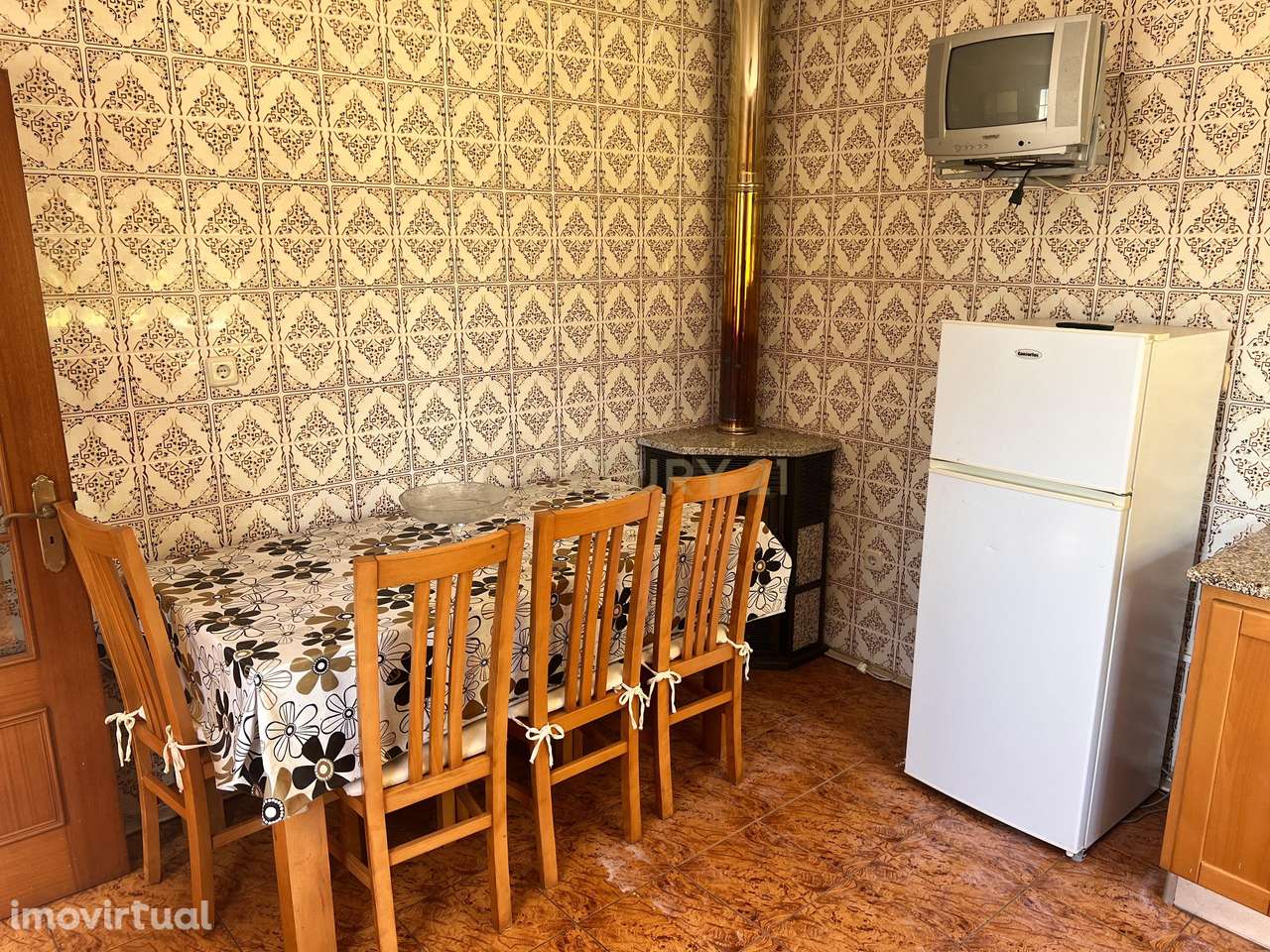 Casa com 333m², contendo 5 quartos, uma loja no térreo, área externa e - Grande imagem: 4/30