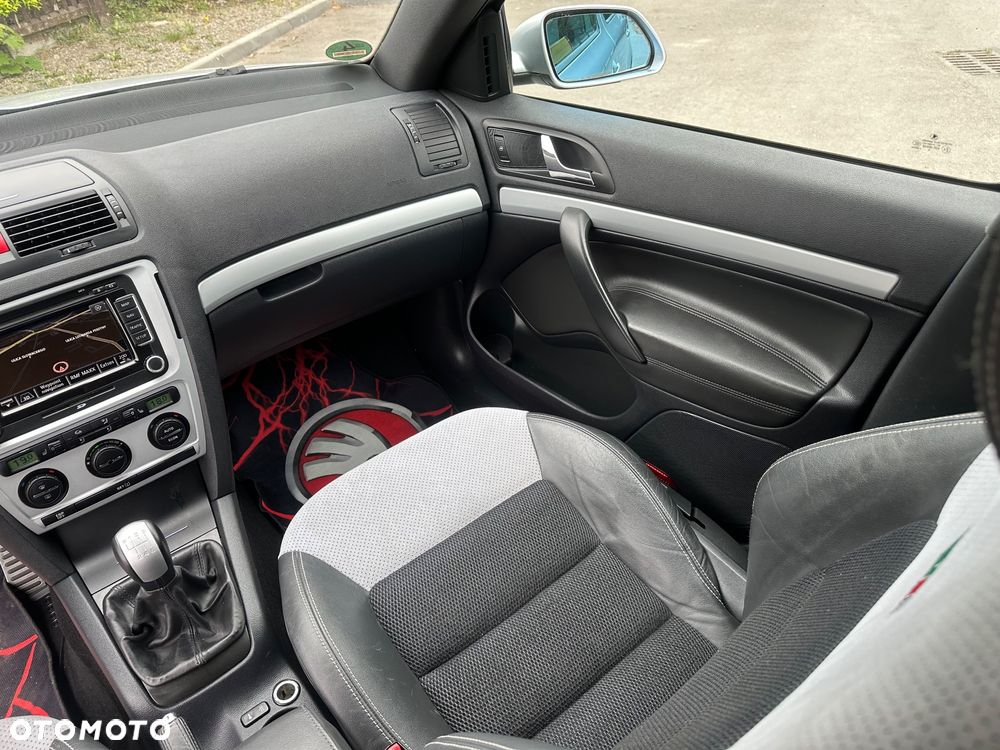 Skoda Octavia 2.0 TDI CR DPF RS - 23