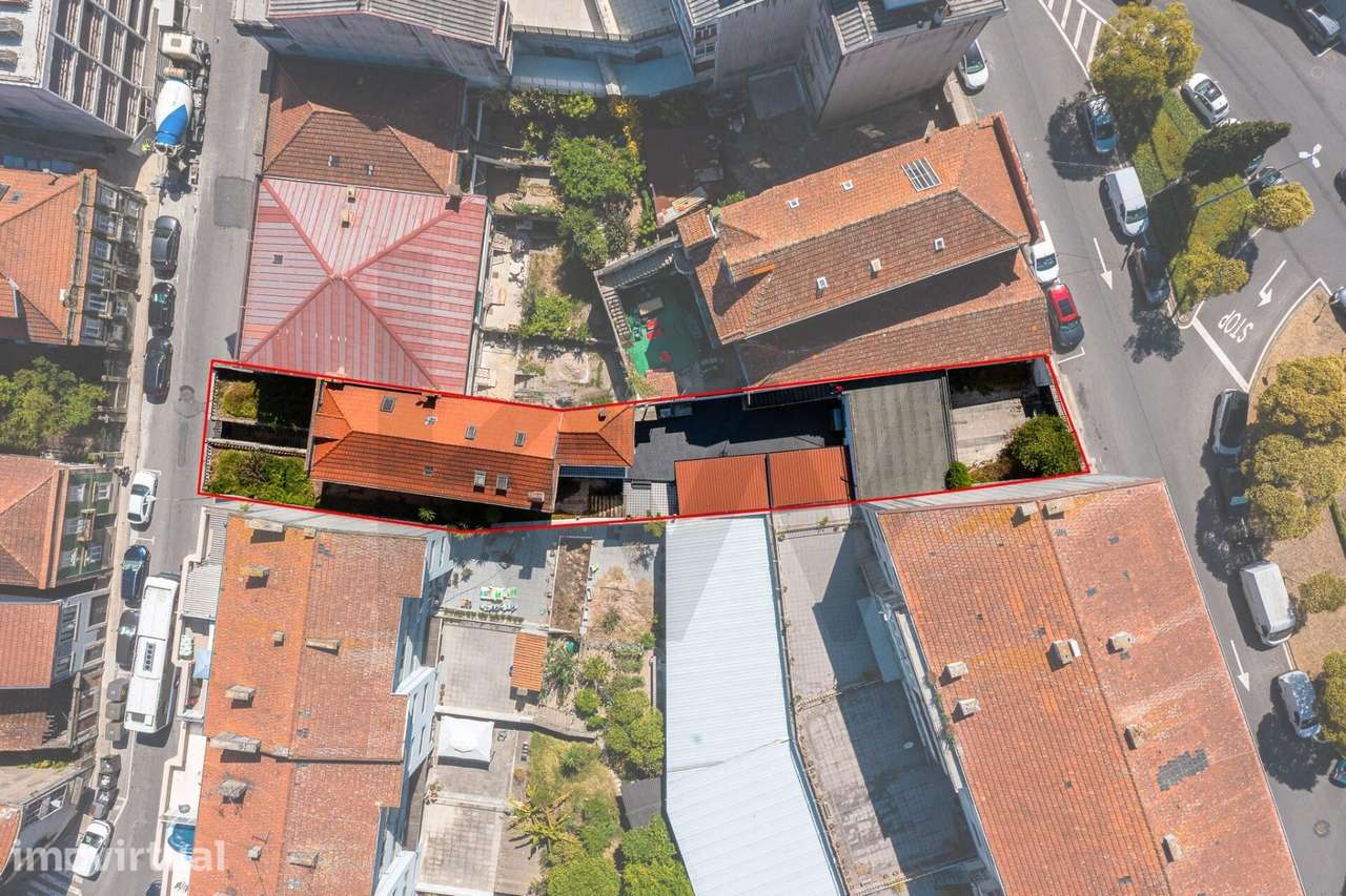 Moradia Burguesa Portuense com Jardim, Terraço e Elevado Potencial de - Grande imagem: 2/60