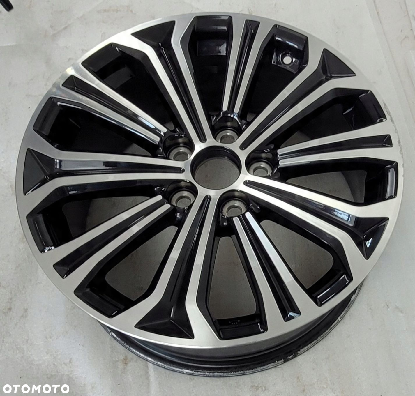 FELGA TOYOTA COROLLA E21 XII 7,5x17 17 ET40 5X114,3 - 8