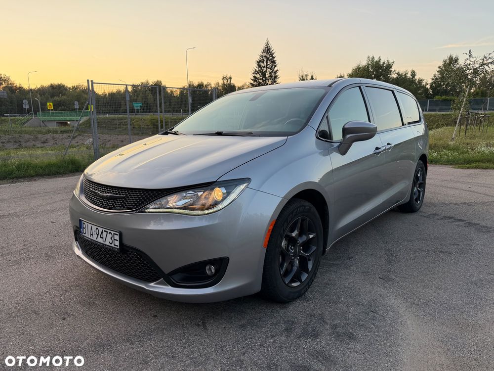 Chrysler Pacifica - 1