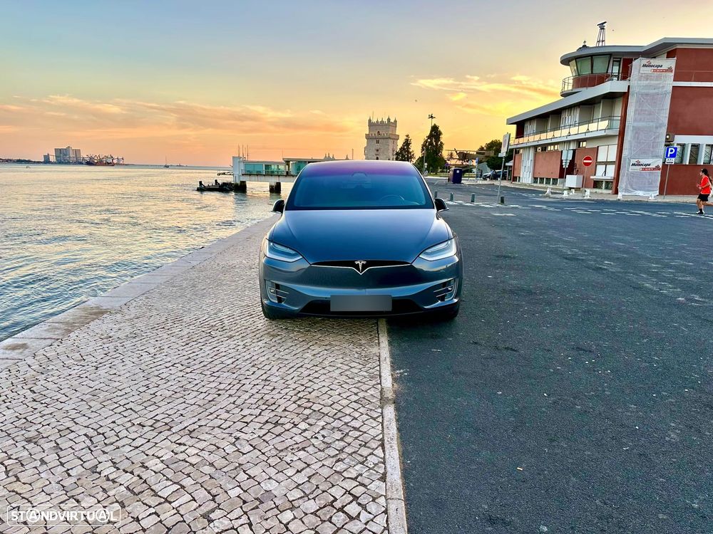 Tesla Model X - 5