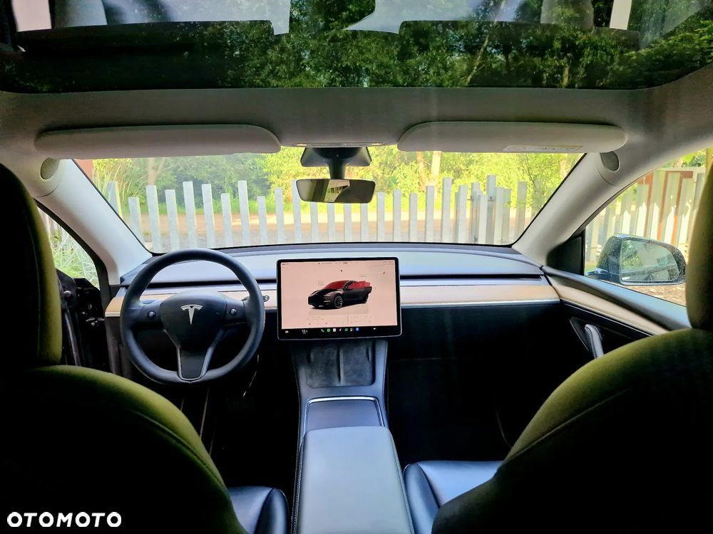 Tesla Model Y Long Range AWD - 11