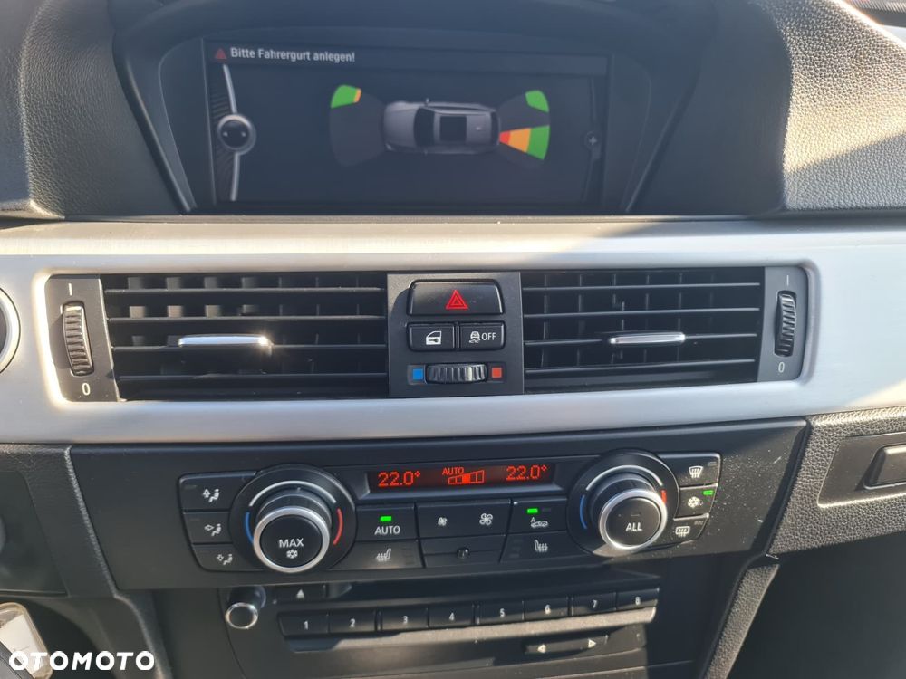 BMW Seria 3 318i Touring - 10