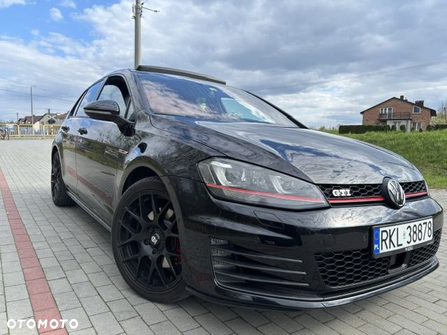 Volkswagen Golf - 1