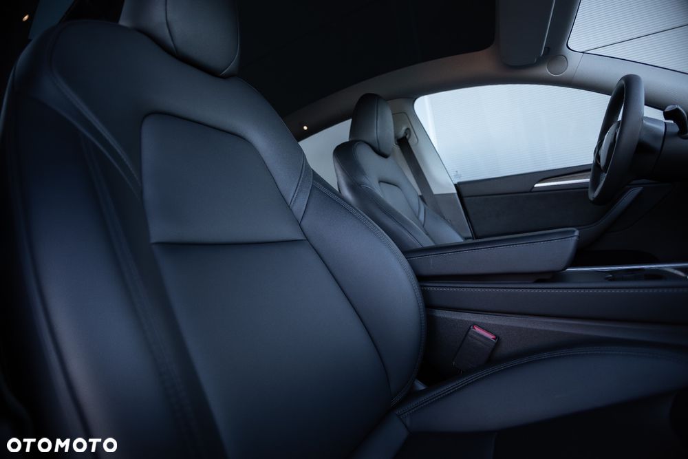 Tesla Y Long Range AWD - 16
