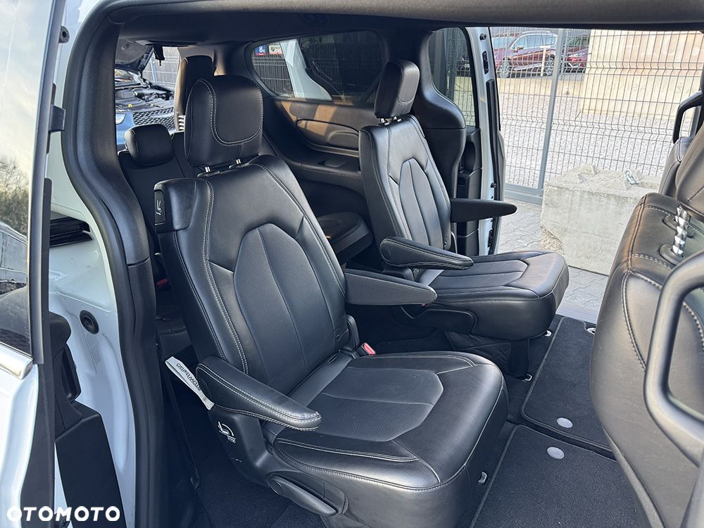 Chrysler Pacifica - 17