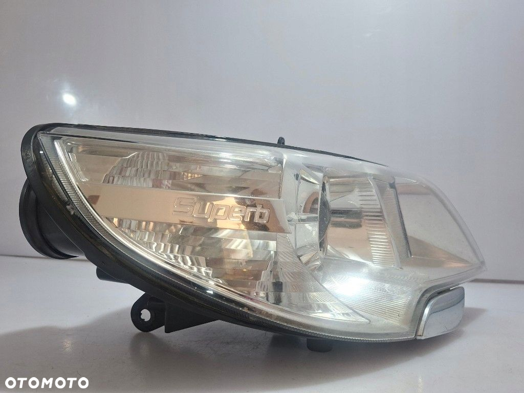 SKODA SUPERB II REFLEKTOR LAMPA PRAWA PRAWY PRZÓD ORYGINAŁ SOCZEWKA EUROPA - 4