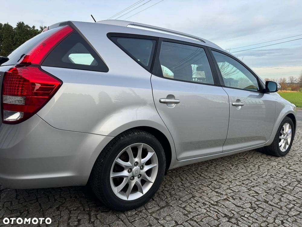 Kia Ceed 1.6 CVVT SW Dream-Team Edition - 12