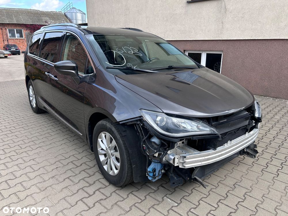 Chrysler Pacifica - 1