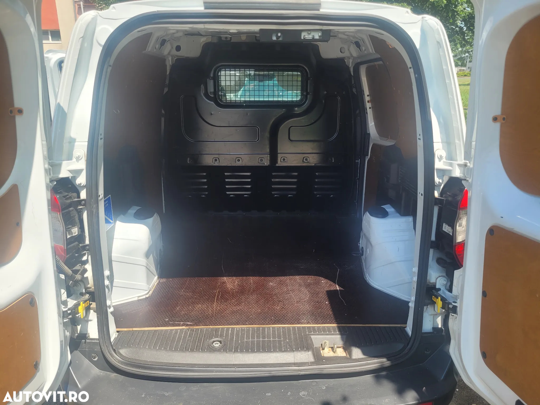 Ford Transit Courier - 15