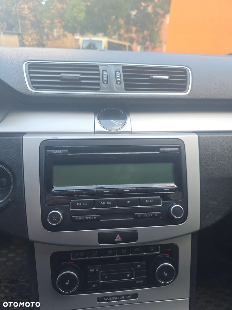 Volkswagen Passat 2.0 TDI DPF BlueMotion Technology Comfortline - 12
