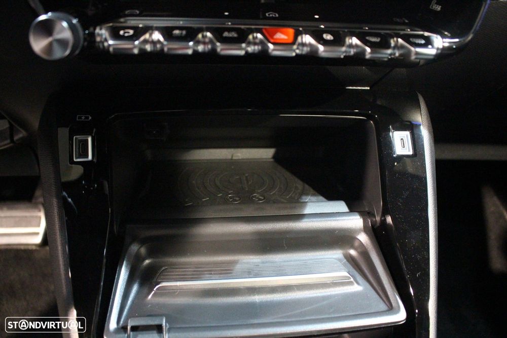 Peugeot e-2008 50 kWh GT - 17