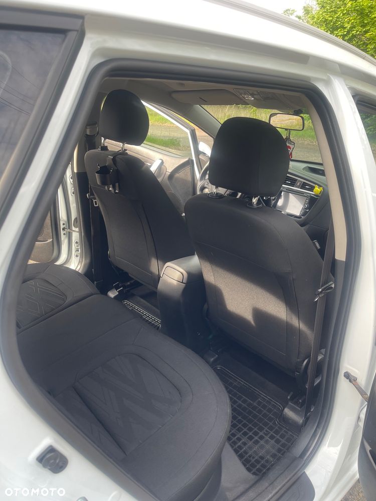Kia Ceed 1.4 L - 8