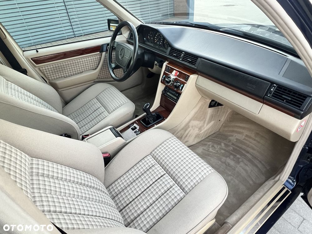 Mercedes-Benz Klasa E 260 - 21