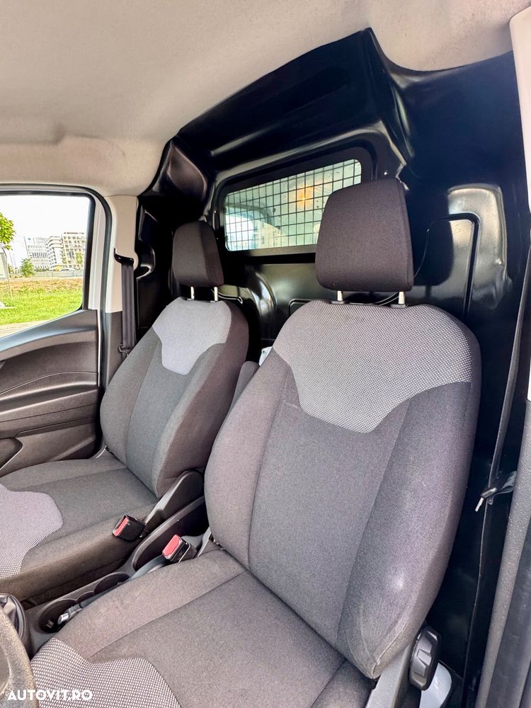 Ford Transit Courier - 12