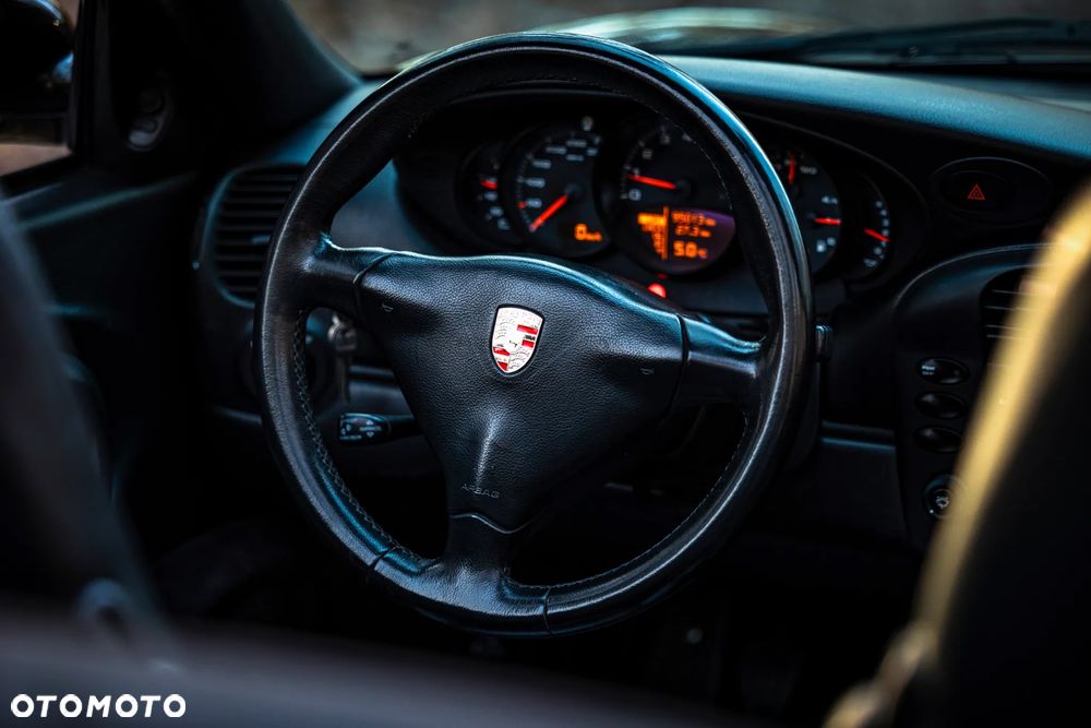 Porsche 911 Carrera 4 - 11