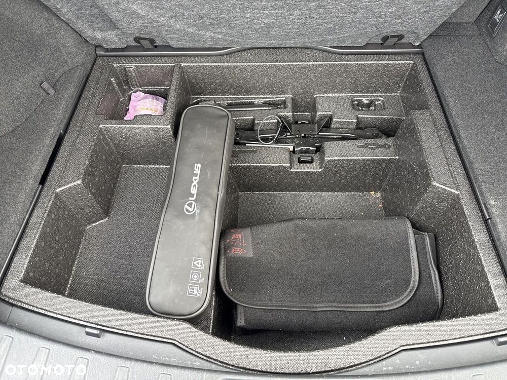 Lexus UX - 25