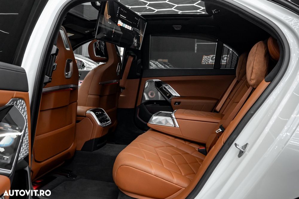 BMW Seria 7 740d xDrive MHEV - 17