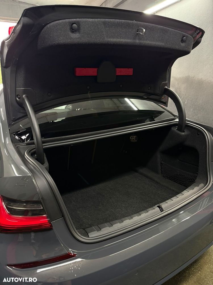 BMW Seria 3 330i xDrive AT - 11