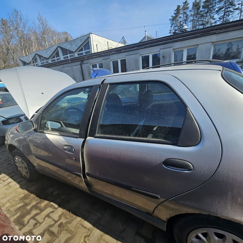 FIAT ALBEA, kareta (sedan) 2003r 1,3 B 59 kW / 80KM  pojazd na części: maska, zderzak, drzwi, szyby, lusterka, chłodnica ... - 1
