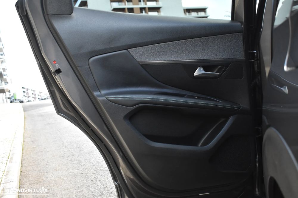 Peugeot 3008 1.6 Hybrid Allure e-EAT8 - 52