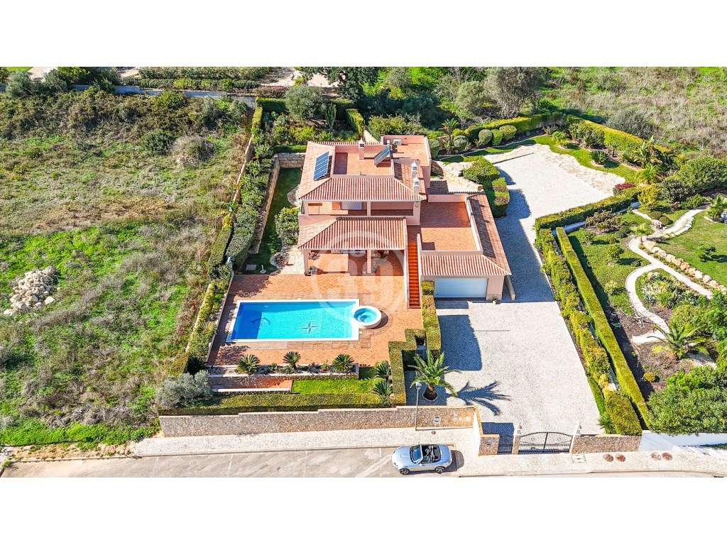 Moradia de Luxo T4 com Piscina Aquecida a 10 Minutos da Praia - Grande imagem: 2/59