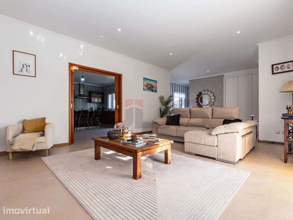 Moradia V4 Isolada com 3 Suites - São Vicente Ferreira, Ponta Delga... - Grande imagem: 4/36