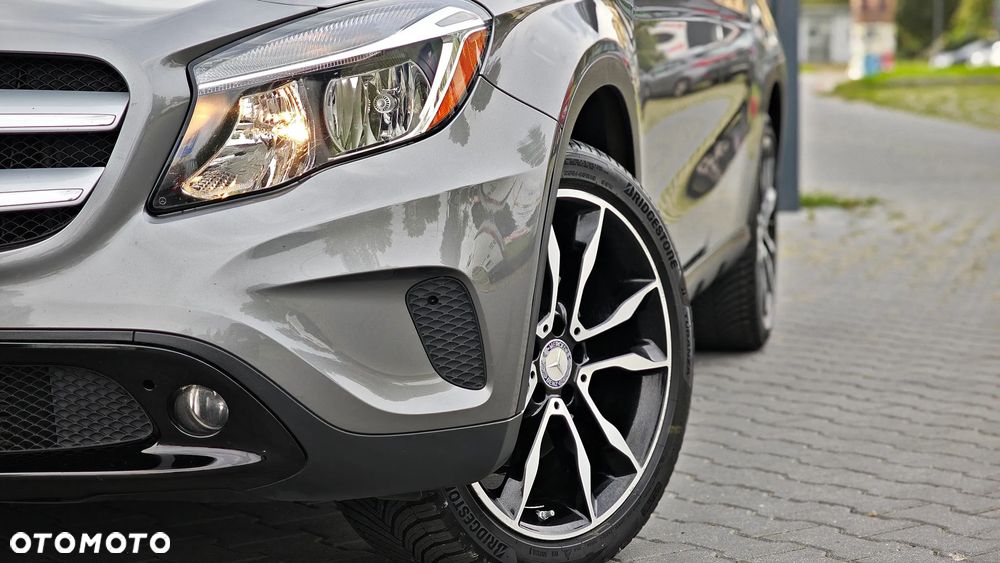 Mercedes-Benz GLA - 12