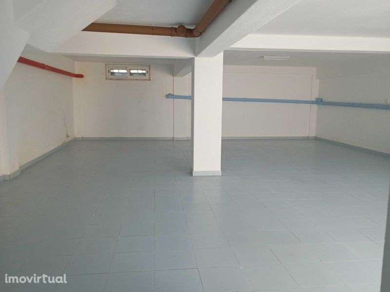 Garagem 80m2 com dois portões automáticos e comando - Grande imagem: 2/5