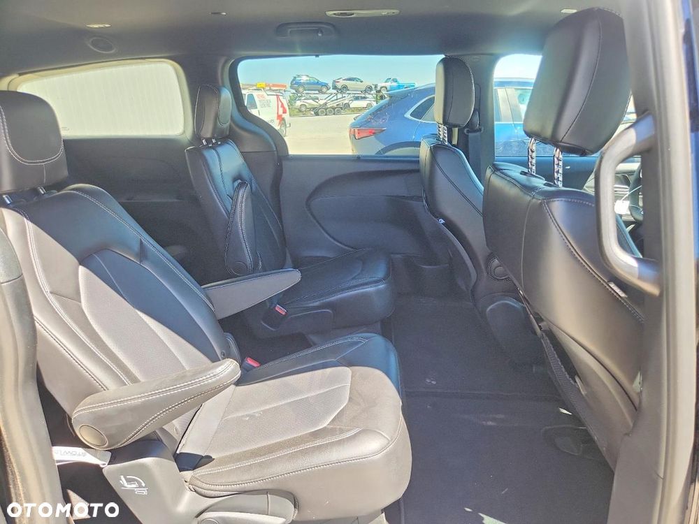 Chrysler Pacifica - 12