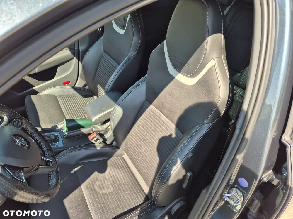 Skoda Octavia 2.0 TDI DSG RS - 9