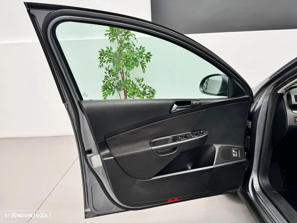 VW Passat 2.0 TDI Confortline - 14